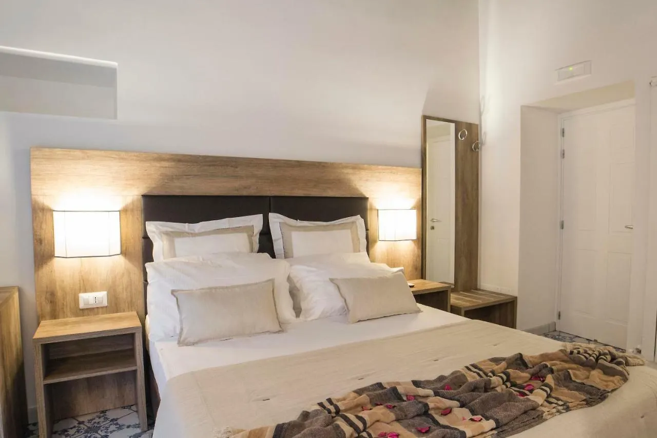 Morelli Suite Naples 2*,